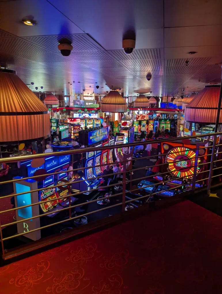 Automatensaal im Casino Barrière Montreux mit Balkonblick