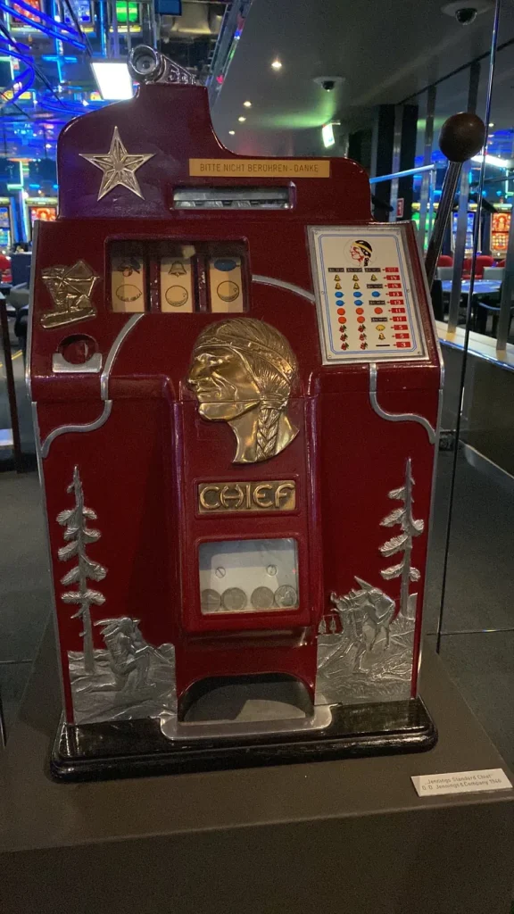 Historischer Spielautomat im Casino Davos