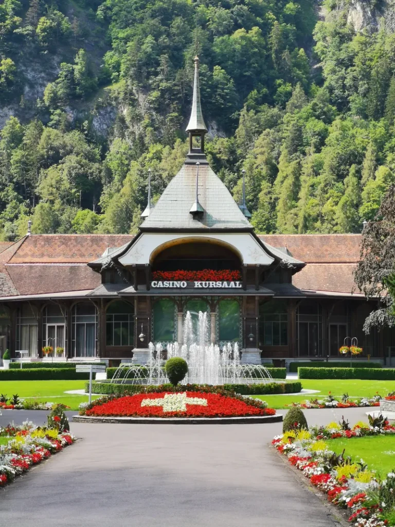 Casino Interlaken mit Brunnen und Blumenbeet