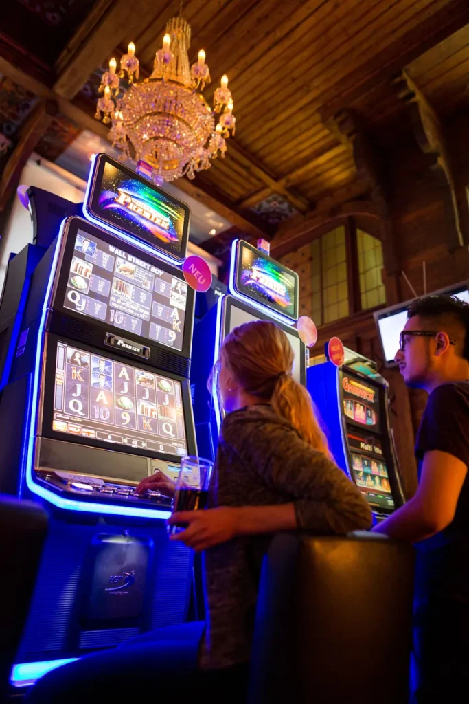 Gäste an Spielautomaten im Casino Interlaken