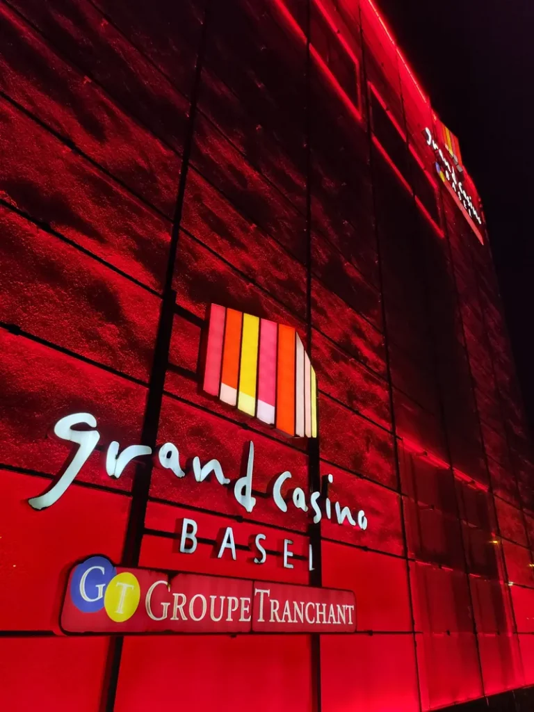 Logo des Grand Casino Basel bei Nacht