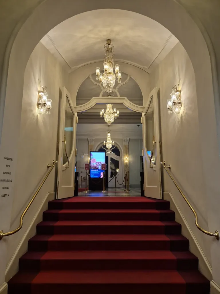 Treppe im Grand Casino Luzern mit Kronleuchtern