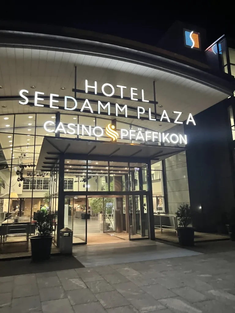 Eingang des Swiss Casino Pfäffikon bei Nacht